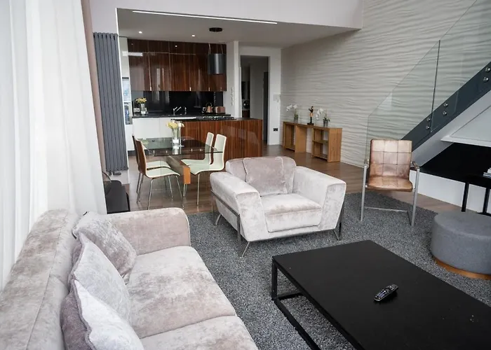 Stunning 3 Bed Penthouse In West End