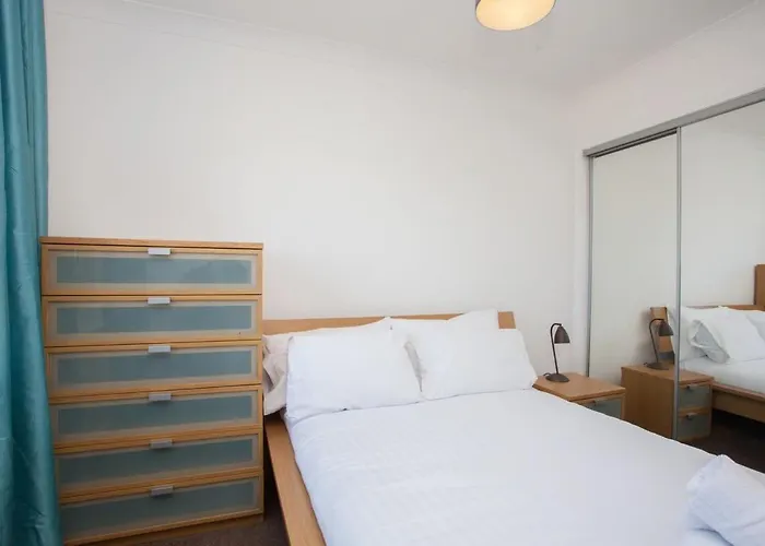 Lägenhet 3 Bedroom Duplex With Free Parking *