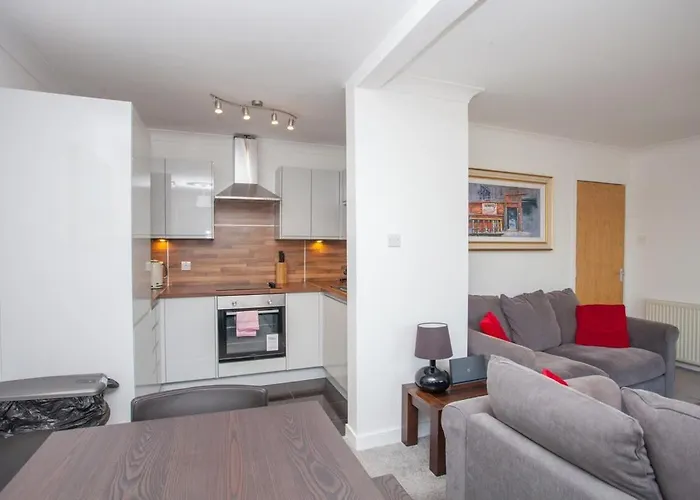 3 Bedroom Duplex With Free Parking Lägenhet *