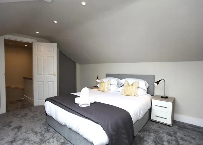 Three Bedroom Upper Flat In Jordanhill *