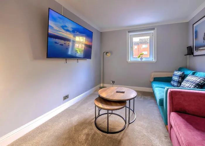 Cosy 4 Bedroom In - Free Parking