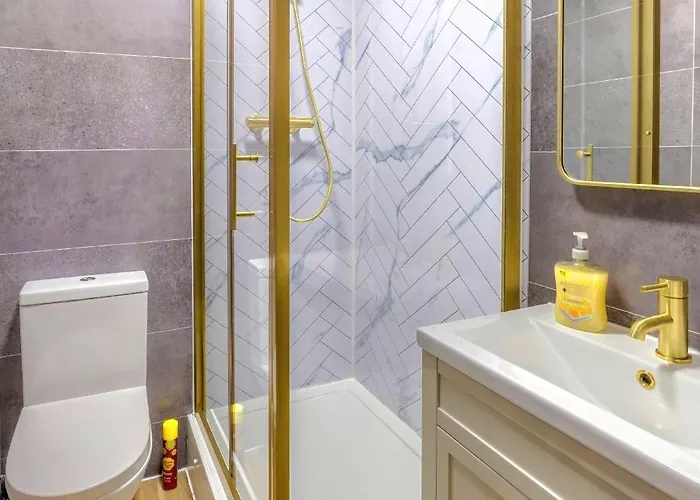 Cosy 4 Bedroom In - Free Parking