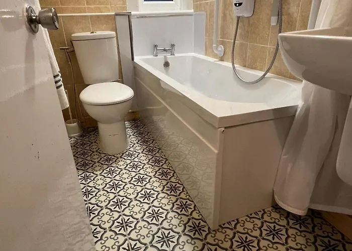 Archillects Entire Two Bedroom Comfy House - Free Parking Holiday home