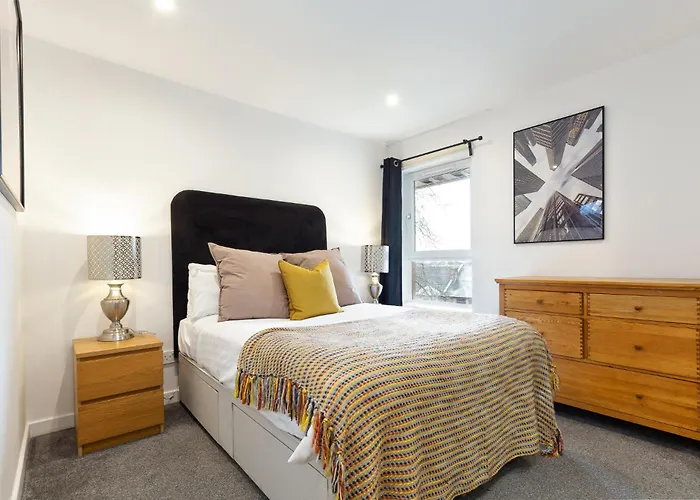 Modern 2 Bed Broompark/central Apt. With Parking Appartement *