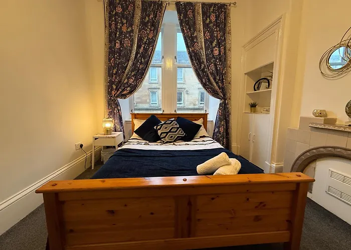 2 Bed Flat - Street Parking