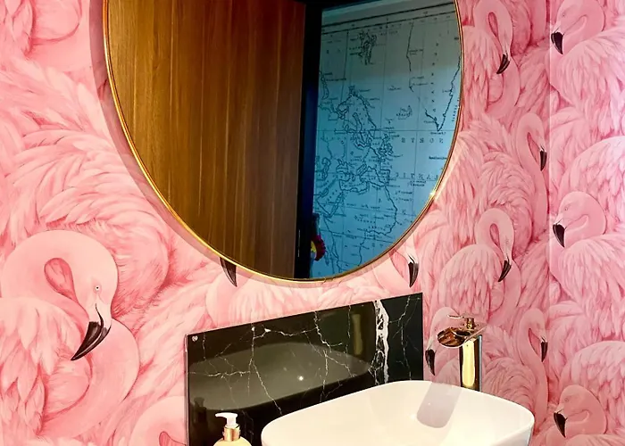 Private Bedroom & Bathroom With Amazing View In Quirky Townhouse *