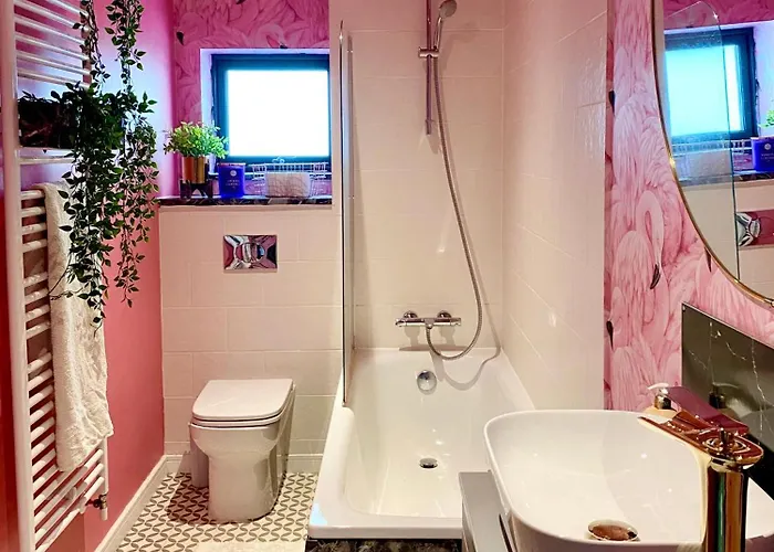 Private Bedroom & Bathroom With Amazing View In Quirky Townhouse