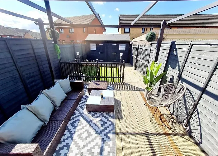 Holiday home Lovely House With Back Garden - Private Driveway *