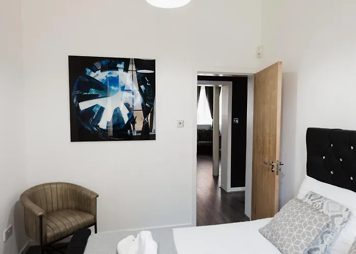 Westend Secc & Hydro - Two Bed By Living Scotland