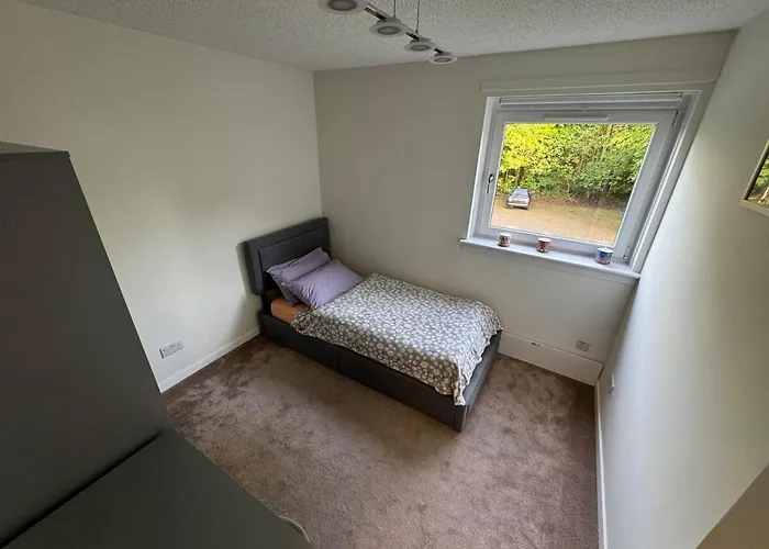 Cosy Two Bedroom Flat *