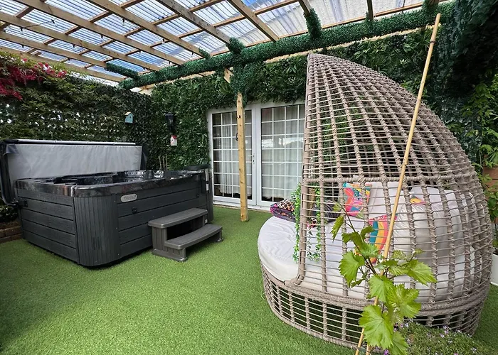 Finn Village - Loch Lomond - The Jungle With A Private Hot Tub