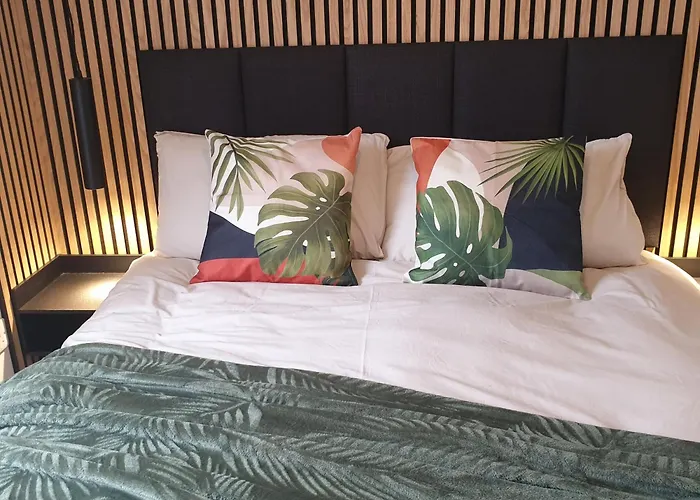 アパート Entire Spacious 3-bed Family Home, Centre, Free Parking, Garden