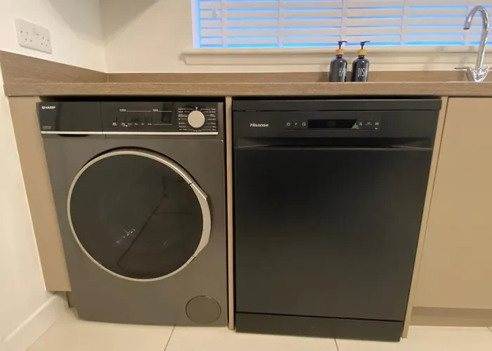 Entire Spacious 3-bed Family Home, Centre, Free Parking, Garden * グラスゴー