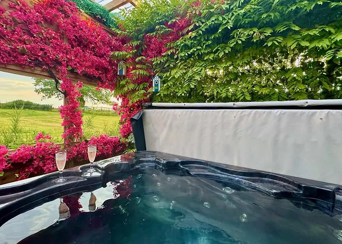 Finn Village - Loch Lomond - The Jungle With A Private Hot Tub Гостевой дом 3*