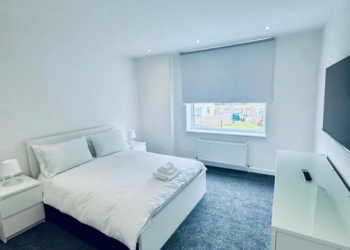 Modern 2 Bedroom With Extra Loft Bedroom