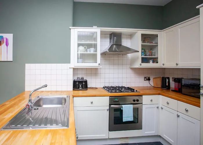 Lejlighed Modern, Light-filled And Sleek West End *