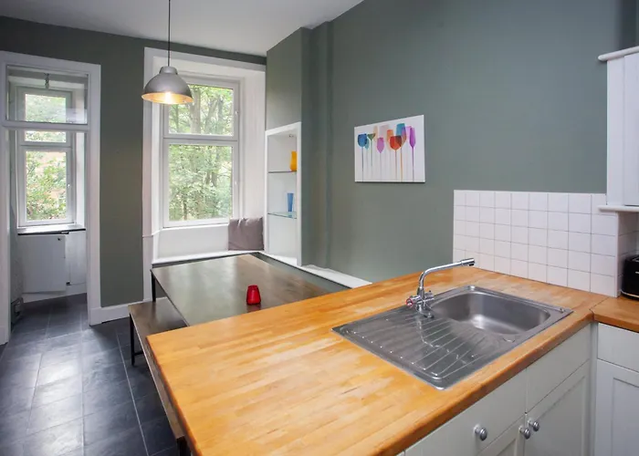 Modern, Light-filled And Sleek West End Lejlighed *