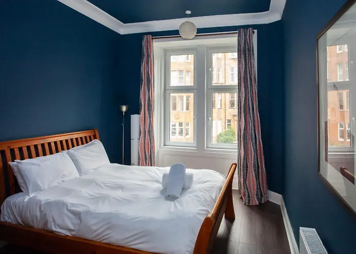 Modern, Light-filled And Sleek West End Lejlighed