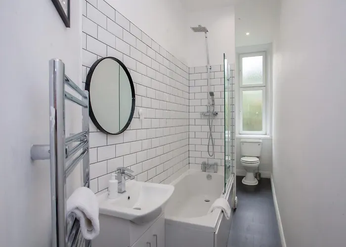 Lejlighed Modern, Light-filled And Sleek West End *