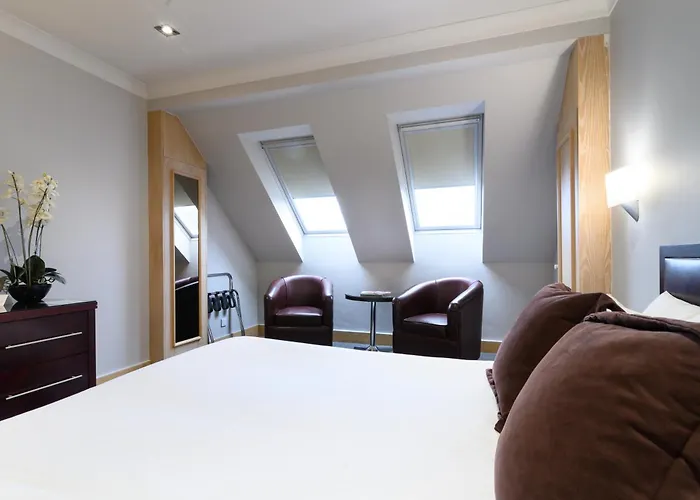 Hotel Glynhill & Near Airport 4*