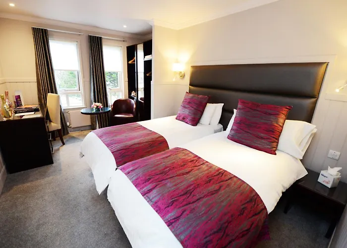 Glynhill & Near Airport 4*