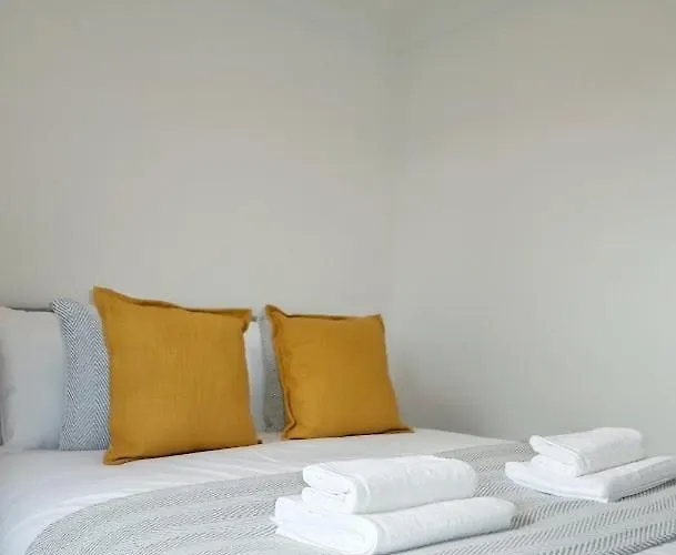 Spacious 2 Bed Near Airport