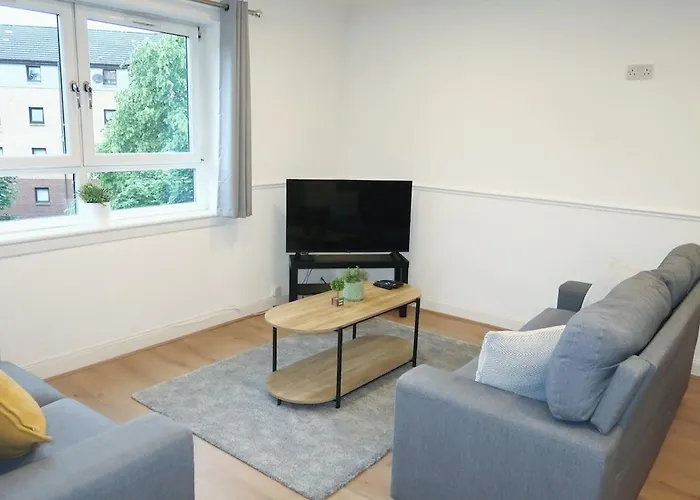 Spacious 2 Bed Near Airport *