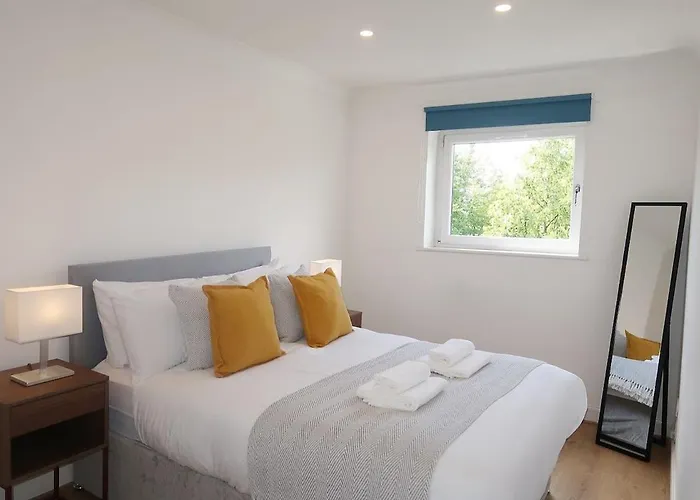 Appartamento Spacious 2 Bed Near Airport *