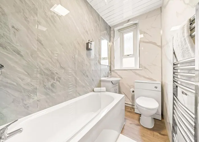 Cosy And Bright 3-bedroom Flat *