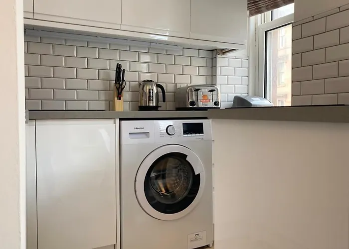 Апартаменты Renovated West End Flat In