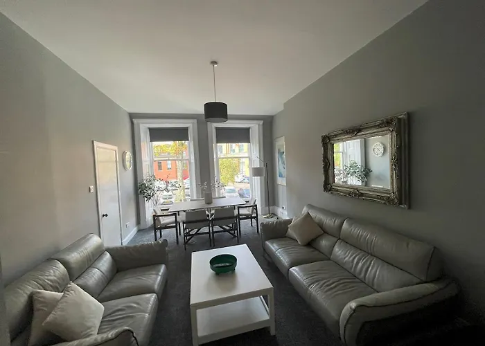 Spacious Hillhead Haven - Pass The Keys Apartment