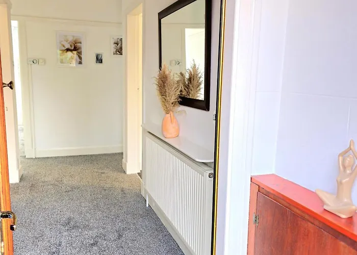 Charming 3-bed Oasis-free Parking Semesterbostad *