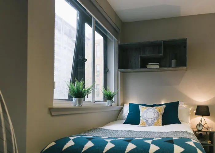 For Students Only - Bath Street In גלאזגו