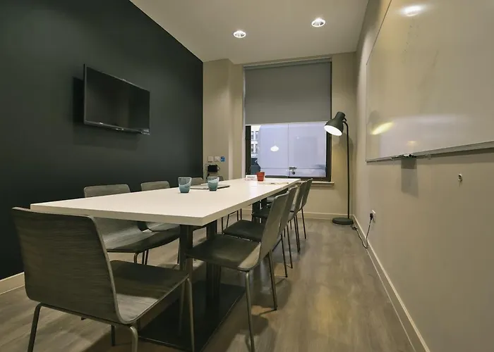 For Students Only - Bath Street In גלאזגו