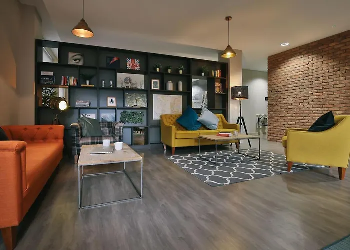 For Students Only - Bath Street In * גלאזגו