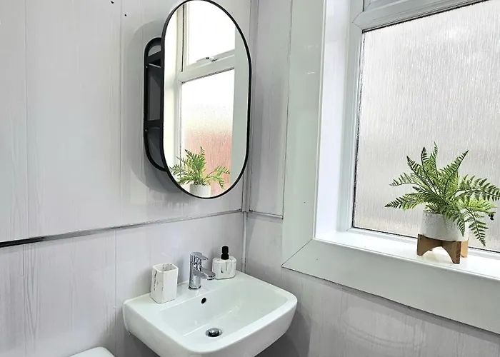 Spacious Haven With Free Parking Vakantiehuis