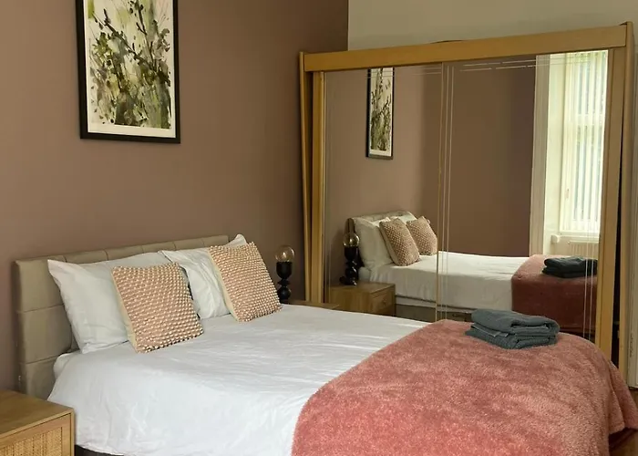 3br Near Ibrox Subway Sleeps 7 And Parking * グラスゴー