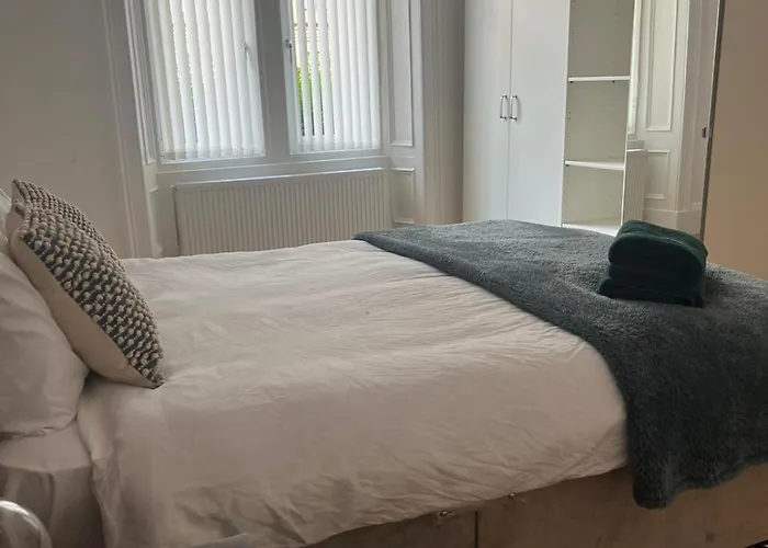 3br Near Ibrox Subway Sleeps 7 And Parking