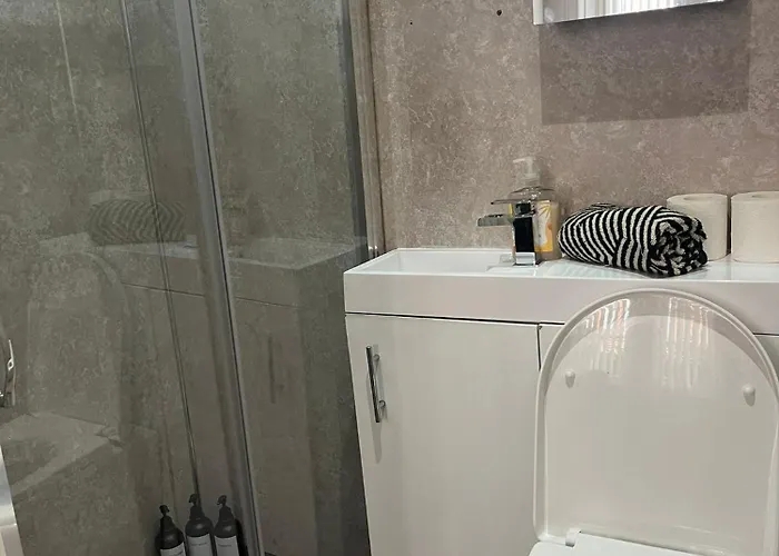 3br Near Ibrox Subway Sleeps 7 And Parking アパート グラスゴー