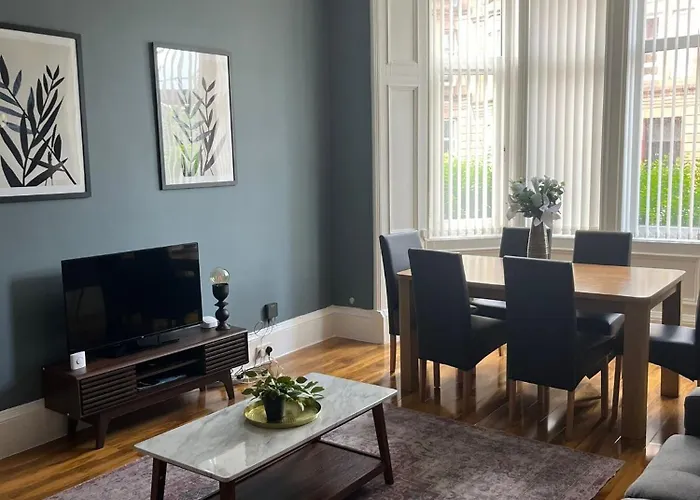 3br Near Ibrox Subway Sleeps 7 And Parking アパート