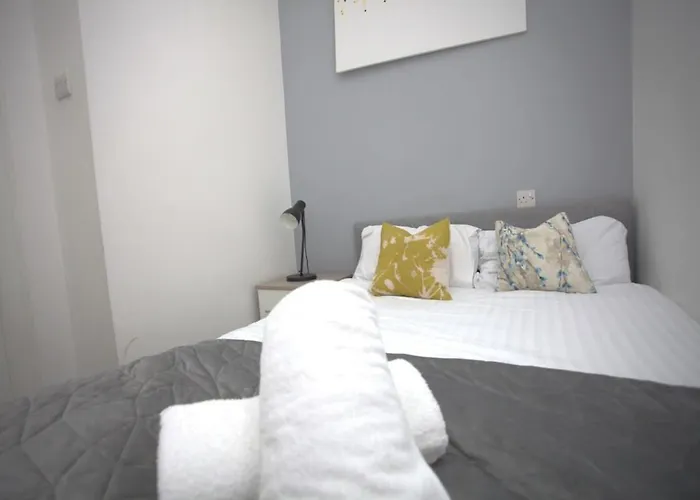 Renovated West End Flat In Глазго