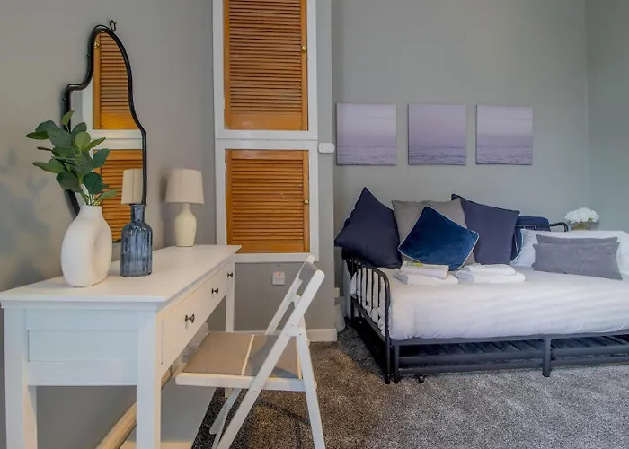 Spacious Hillhead Haven - Pass The Keys