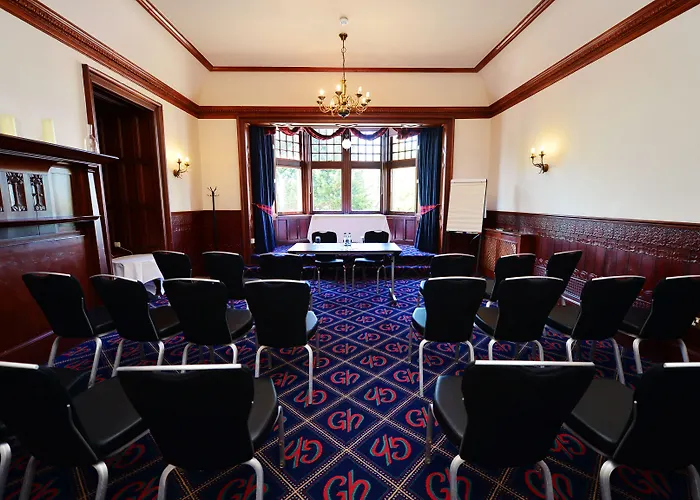 Hotel Glynhill & Near Airport 4*