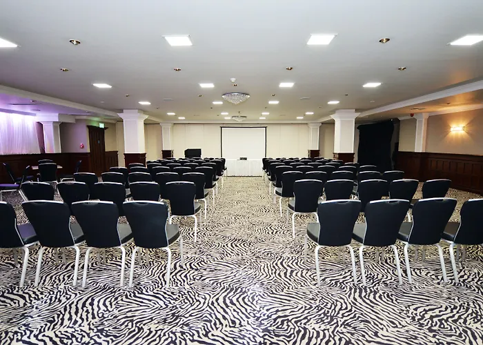 Glynhill & Near Airport Hotel