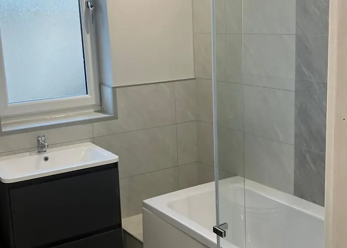 Contractor Welcome Newly Refurbished 2 Bedroom Sleeps 5 With Free Secure Parking And Wifi Fully Fitted Kitchen With Washer Dryer Weekly Bedding Change And Hoover Long Term Rate Available 3 Miles From Centre Lägenhet