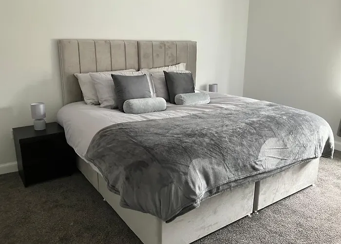 Lägenhet Contractor Welcome Newly Refurbished 2 Bedroom Sleeps 5 With Free Secure Parking And Wifi Fully Fitted Kitchen With Washer Dryer Weekly Bedding Change And Hoover Long Term Rate Available 3 Miles From Centre