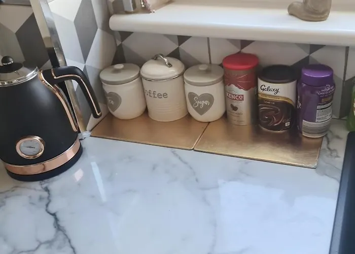 Lägenhet 2-bedroom Away From In Glasgows' East End With Free Parking Glasgow