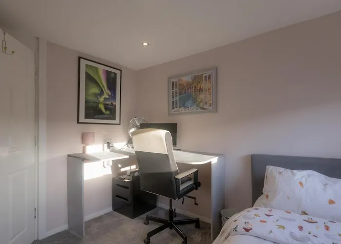 Lägenhet 2-bedroom Away From In Glasgows' East End With Free Parking *