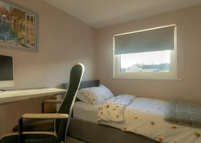 Lägenhet 2-bedroom Away From In Glasgows' East End With Free Parking