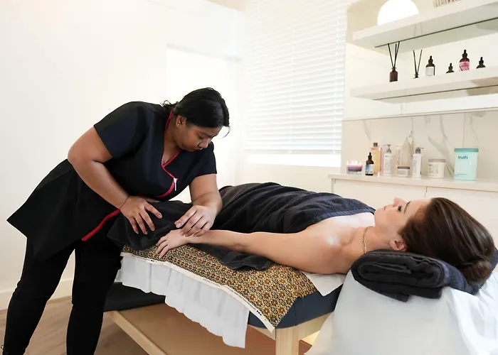 Revolver فندق 4*